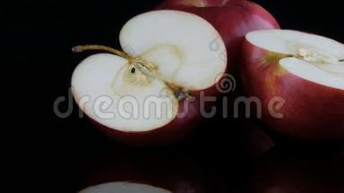 镜面和黑色背景上美丽成熟多汁的红苹果。 水果，健康食品，饮食..